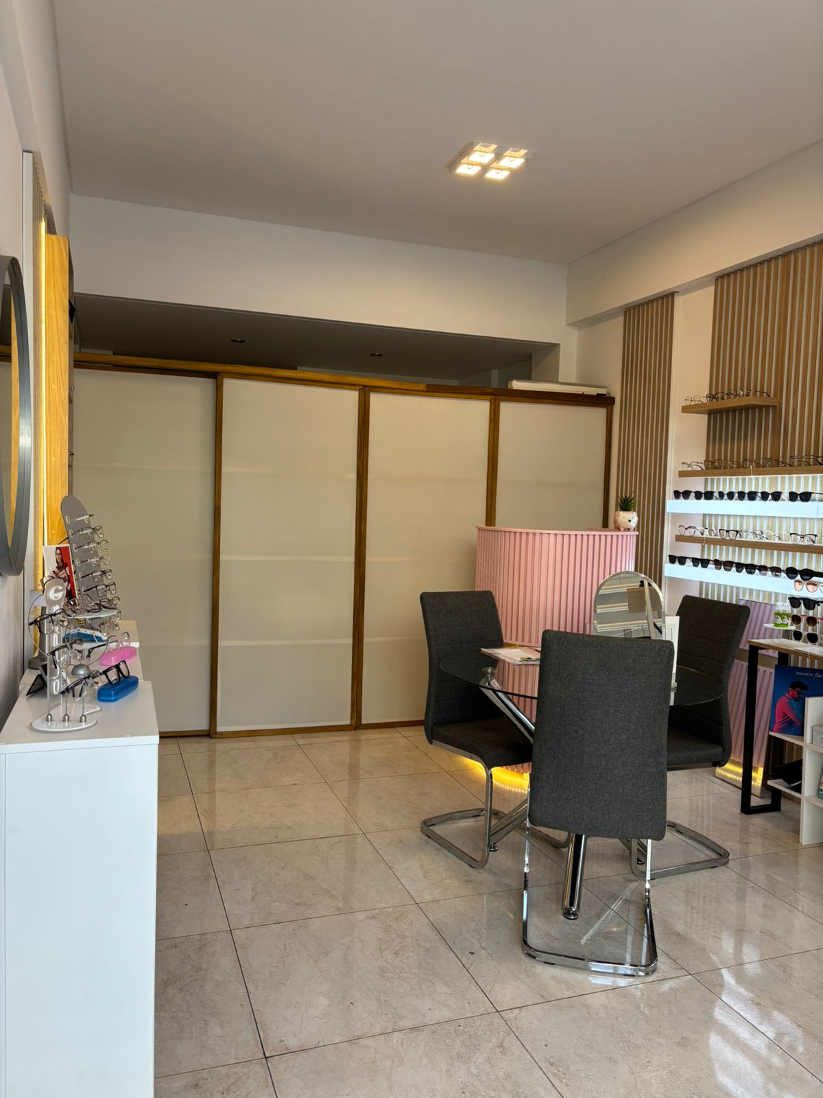 Interior de Óptica Visual en Liniers - Consultoría profesional y amplia variedad de anteojos
